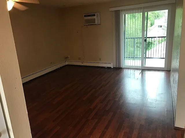 Spacious 2 Bdrm, Large Balcony, Westside, Park, First Month Free Rent Summer Promo — Photo 4