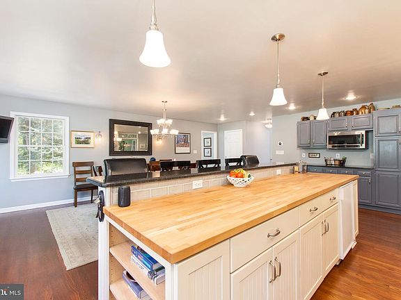 4th image of 4 Thomas Pointe Dr
