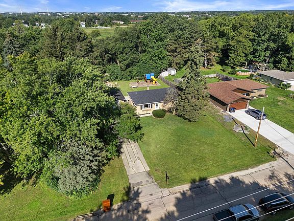 2nd image of 1408 Meadowlane AVENUE