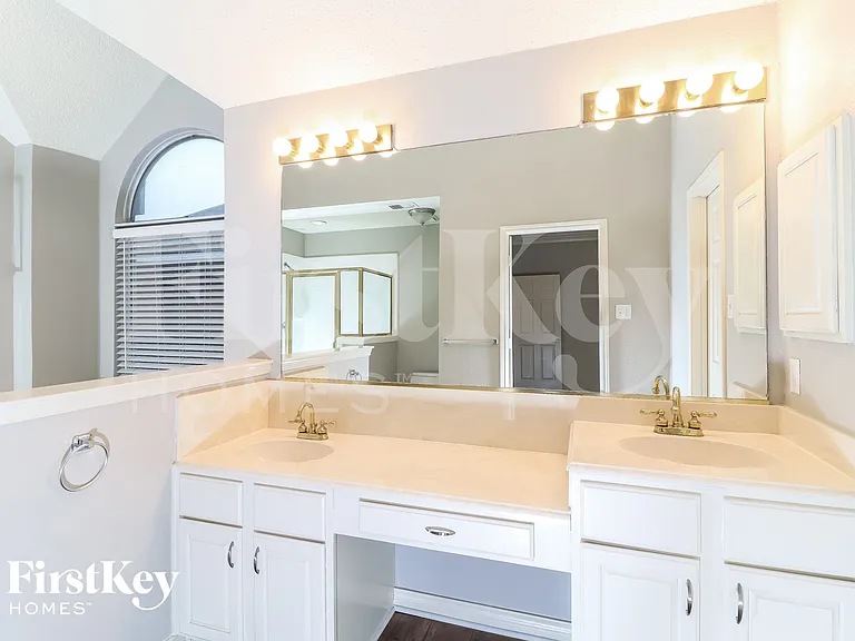 2210 Stillwater Dr — Photo 8
