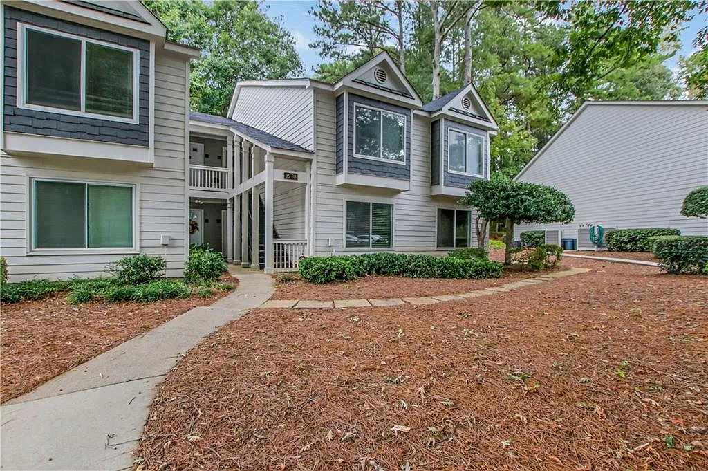 2 bed, 2.0 bath, 1404 sqft, $1,795 — Photo 2