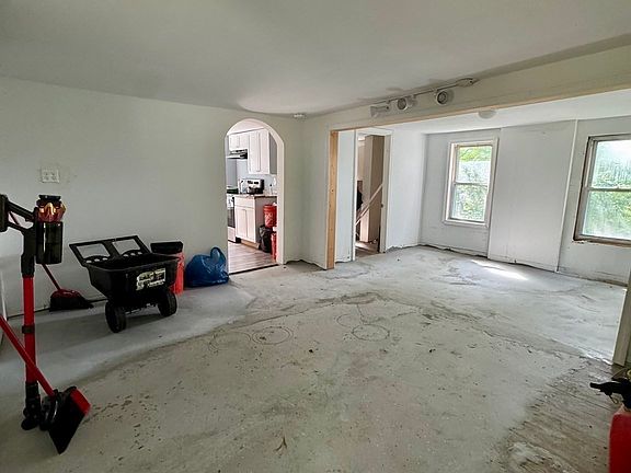 3rd image of 19 Goss Hill Rd