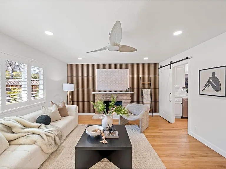 16 Country Ln — Photo 2