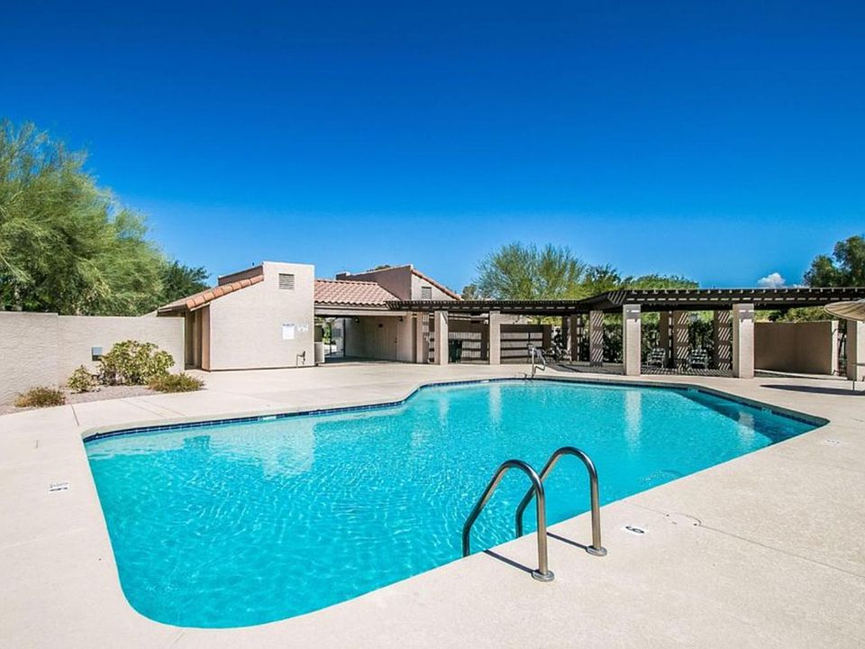Sparking clear saltwater swimming pool just steps from your door! Covered area, tables and lounge chairs, and full bathrooms and outdoor shower to rinse off when done. Pool has a shallow and deeper side so it's great for games and swimming laps. Locked g