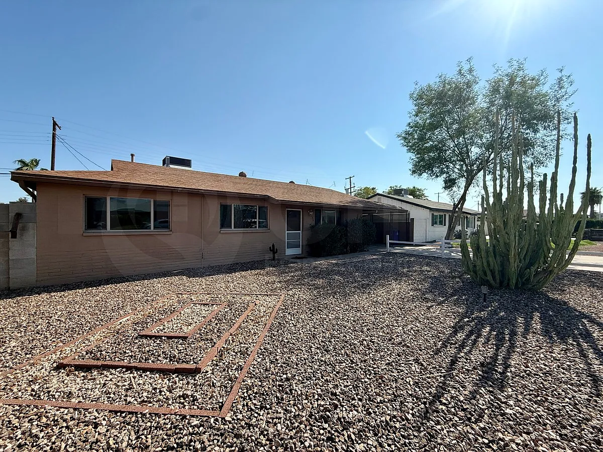 3 bed, 2.0 bath, 1589 sqft, $2,099 — Photo 3