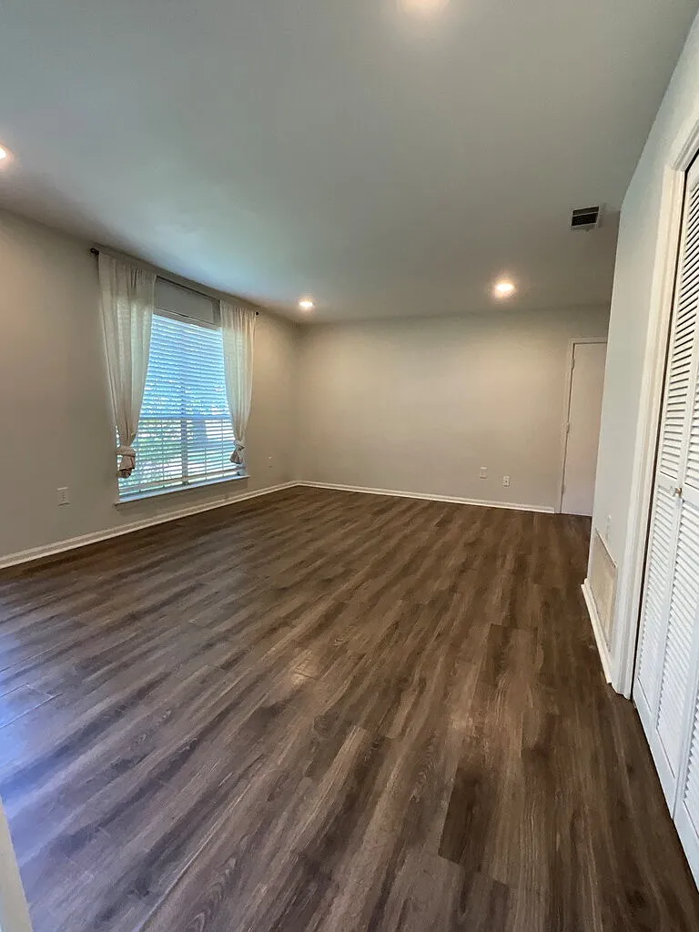3 bed, 2.0 bath, 1120 sqft, $2,100 — Photo 2