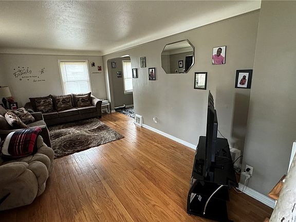 3rd image of 10905 Penfield Ave