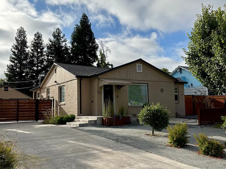 307 Toyon Way — Photo 1