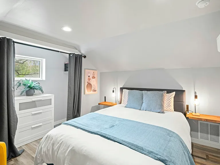"The place is exactly like the pictures but with a bonus - the second bedroom is upstairs and is its own little haven." - Virginia (March 2024)