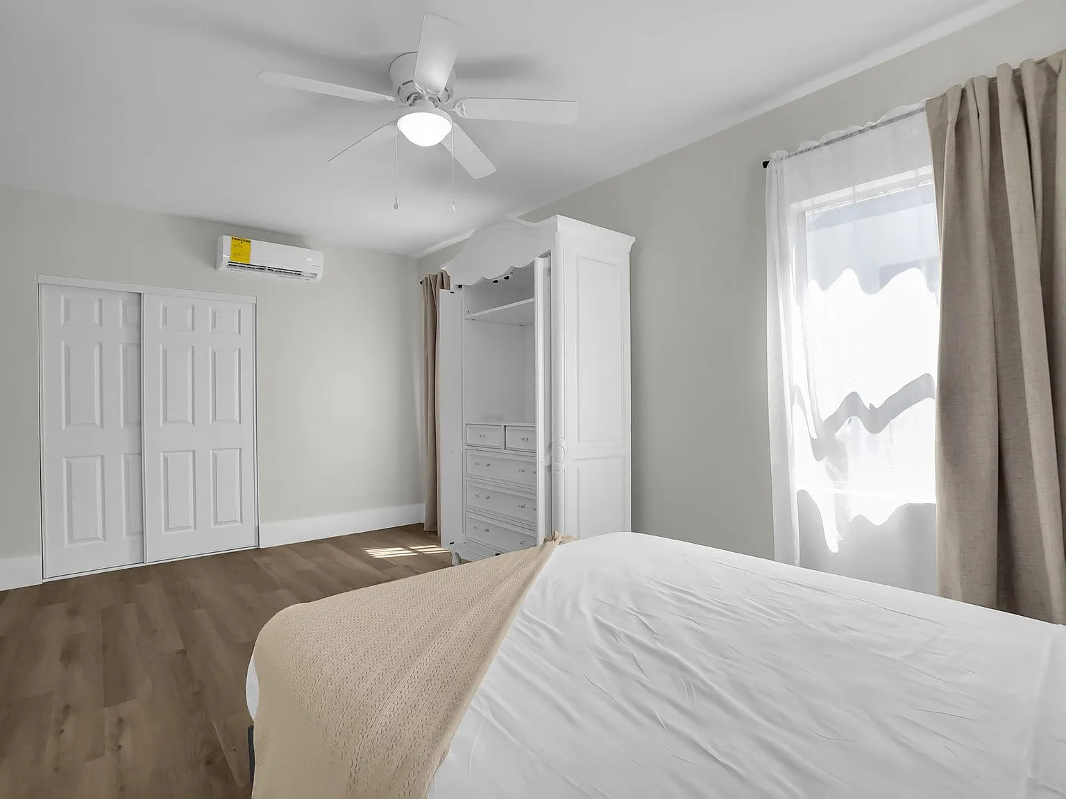 4 bed, 3.0 bath, 1400 sqft, $2,049 — Photo 4