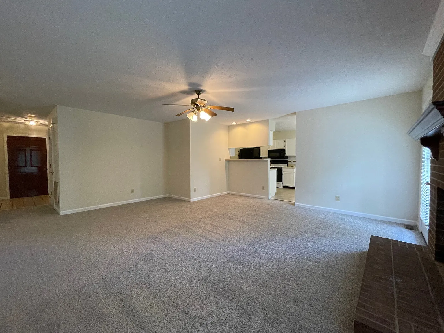 3 bed, 2.0 bath, 1582 sqft, $1,600 — Photo 4