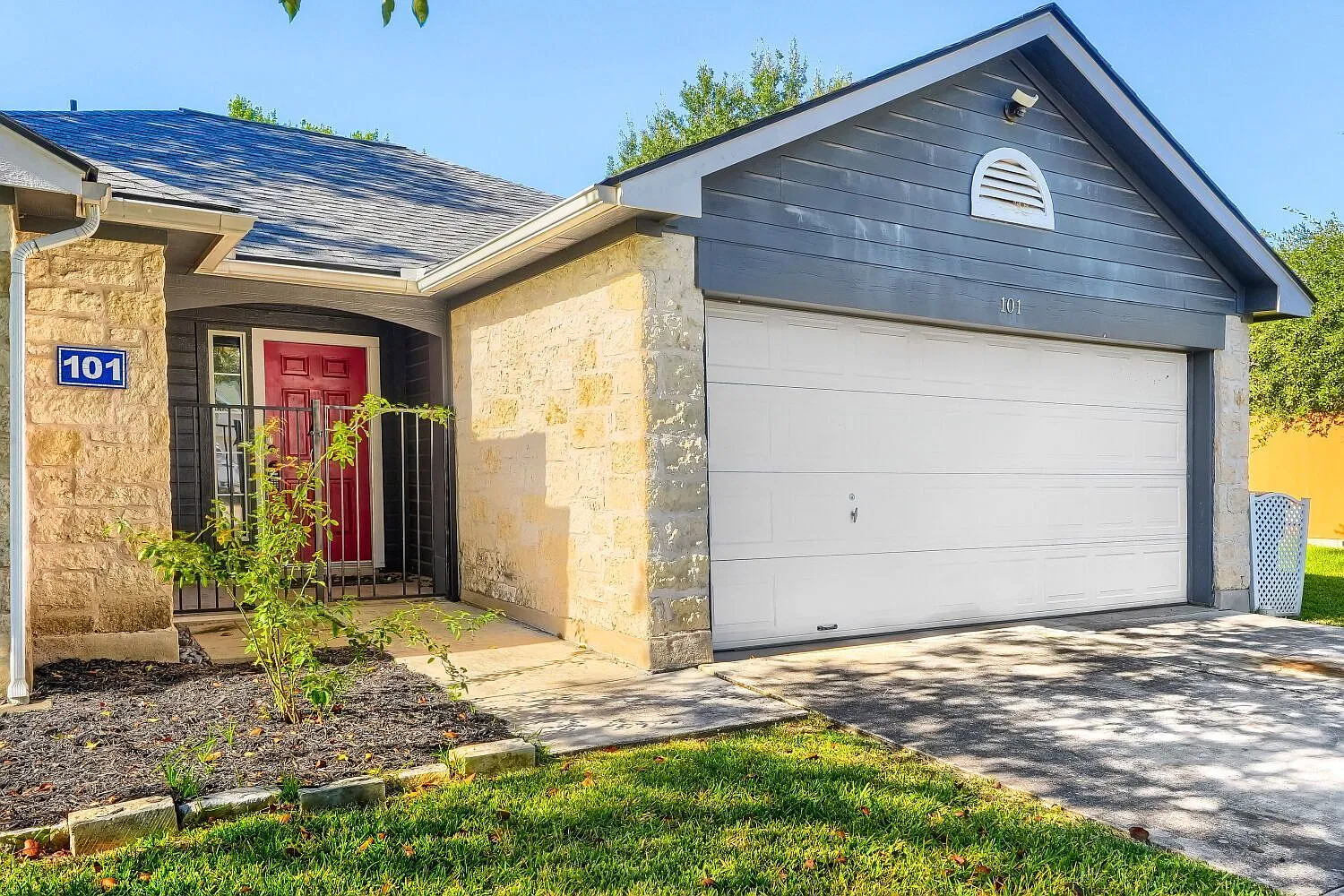 3 bed, 2.0 bath, 1206 sqft, $1,800 — Photo 3