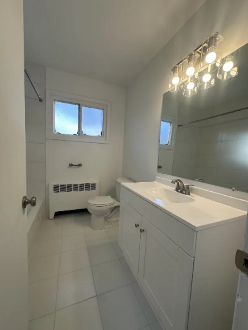 Lakeshore Apartments — Photo 2