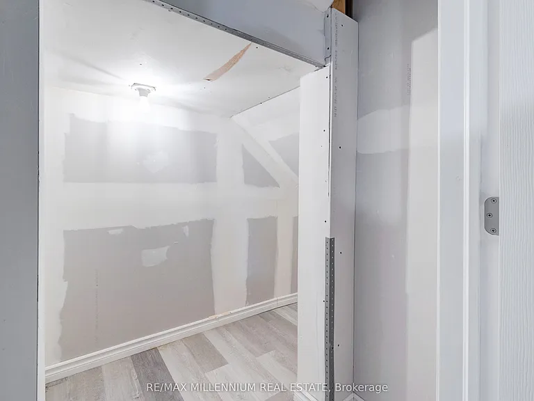 481 Bessborough Dr — Photo 33