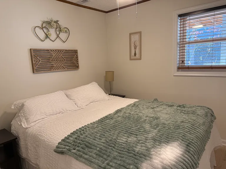102 Surrey Ln — Photo 26