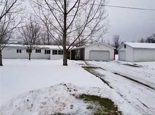 11186 W Shelby Rd, Medina, NY 14103