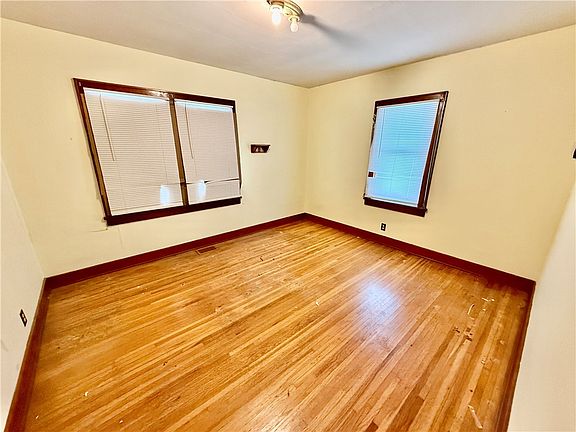 4th image of 301 S Lincoln St
