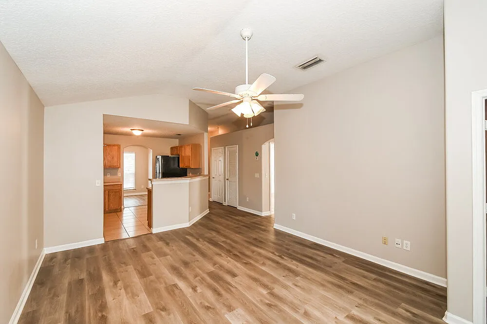 3 bed, 2.0 bath, 1282 sqft, $1,835 — Photo 4