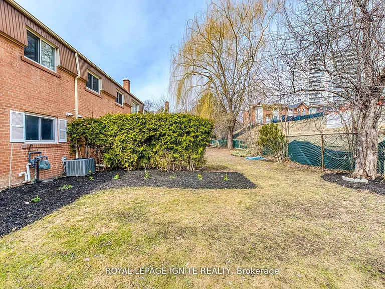 10 Leith Hill Rd #4 — Photo 29