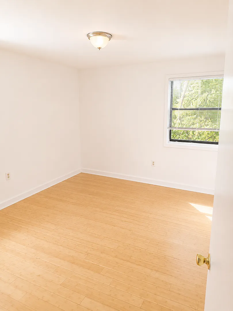 2026 Move-In Special Get a $500 Lease Signing Bonus! Cozy 1-Bedroom Apartment in Southeast DC wit... — Photo 3