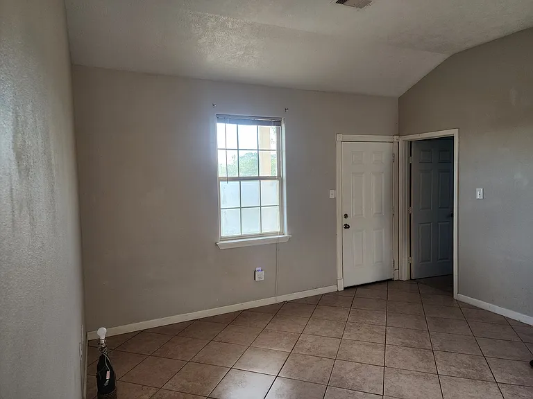 811 Lawson Rd #4 — Photo 5