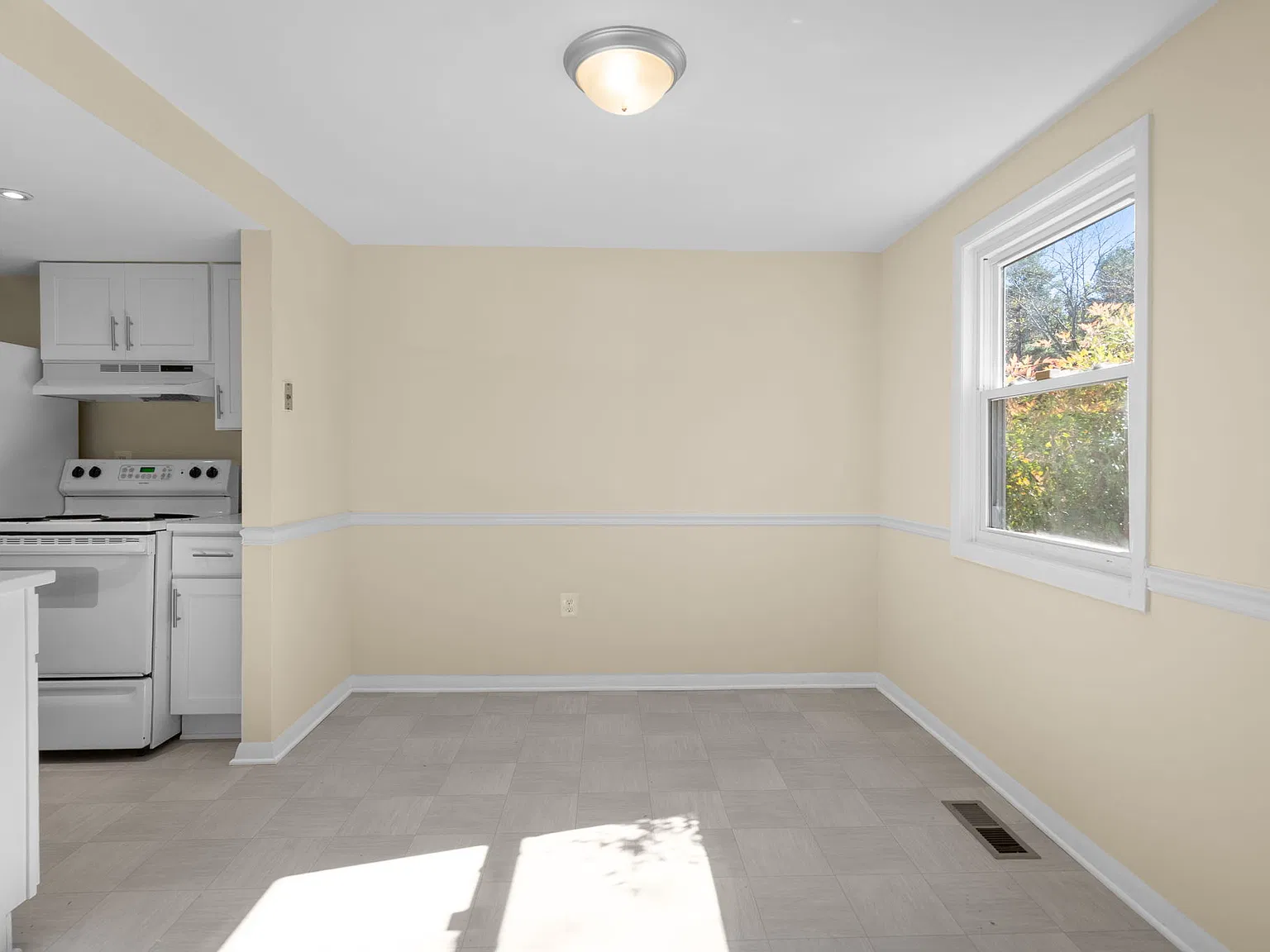 3 bed, 2.5 bath, 1380 sqft, $2,600 — Photo 2