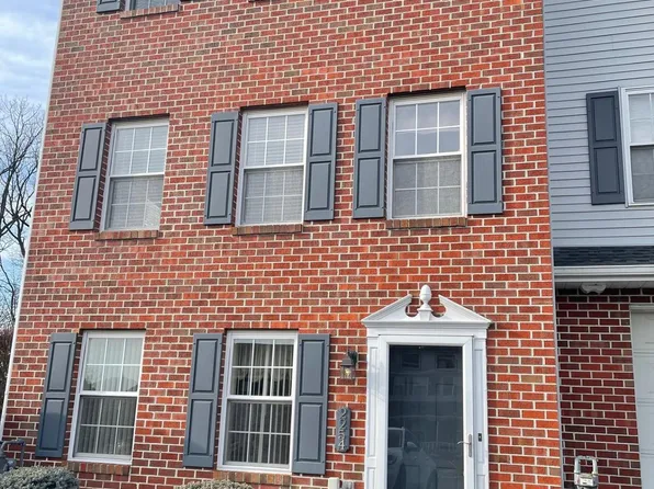 2254 N Point Dr, York, PA 17406