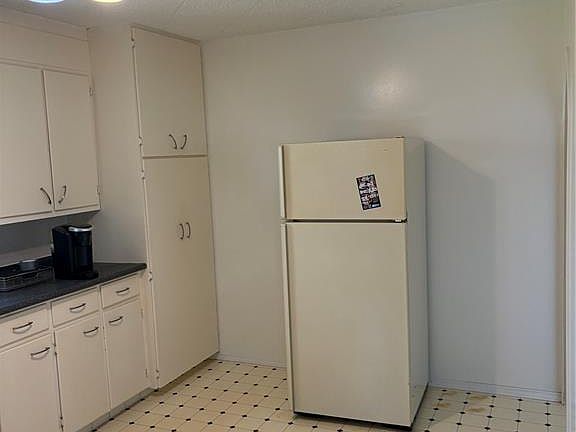4th image of 711 Yorkton AVENUE