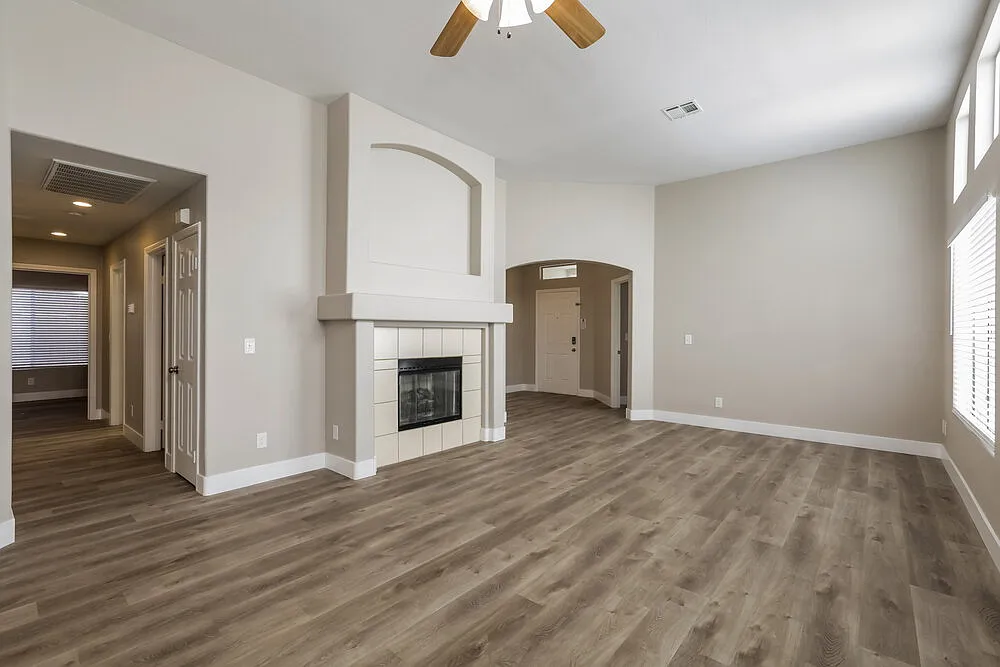 3 bed, 2.0 bath, 1549 sqft, $3,990 — Photo 4