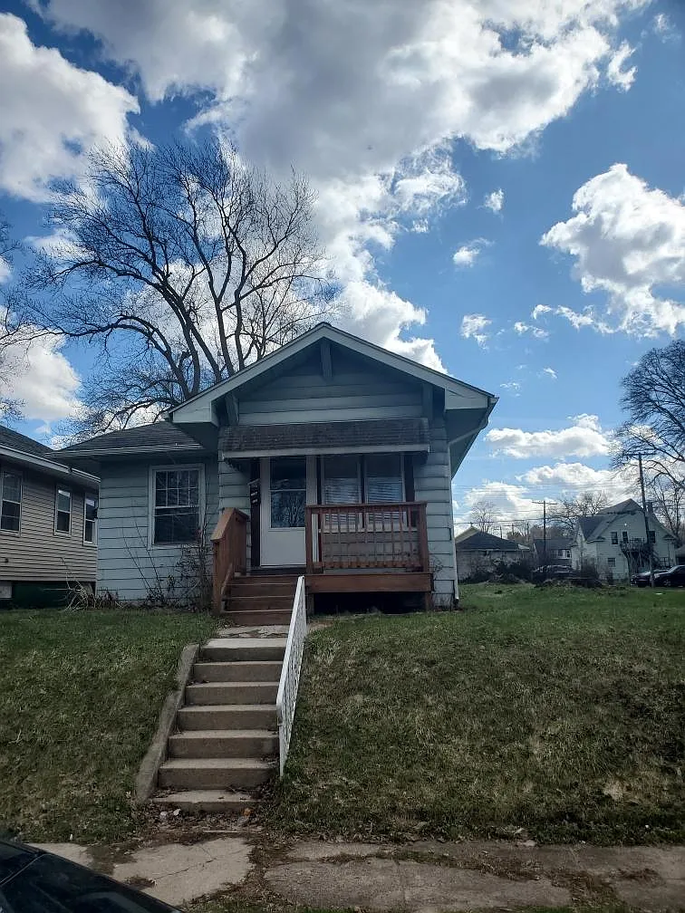 1156 E Fox St photo 1