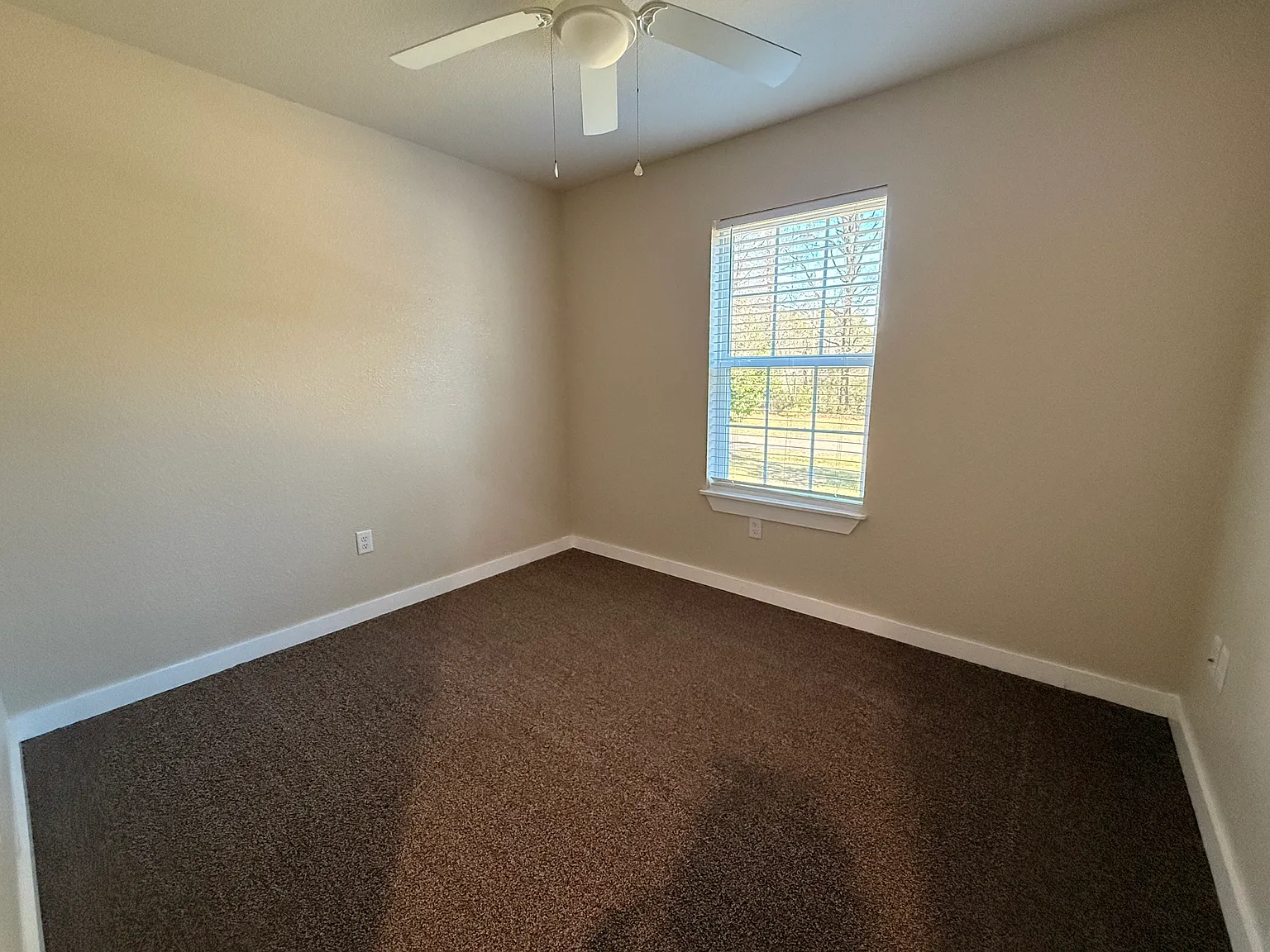 3 bed, 1400 sqft, $1,600 — Photo 2