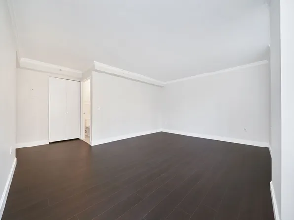 160 Riverside Boulevard image 5 of 14