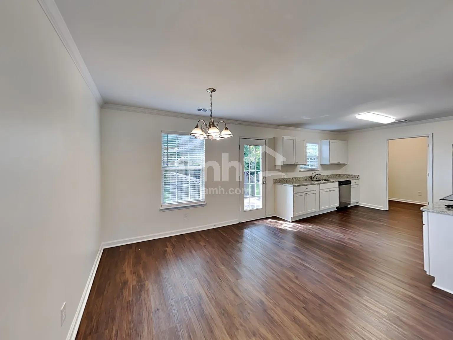 3 bed, 2.0 bath, 1316 sqft, $2,215 — Photo 4