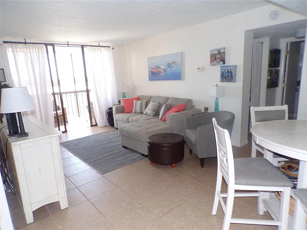 2 bed, 2.0 bath, 783 sqft, $1,350 — Photo 2