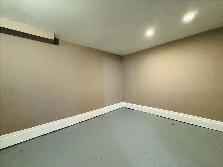 510 Stratford Rd — Photo 16