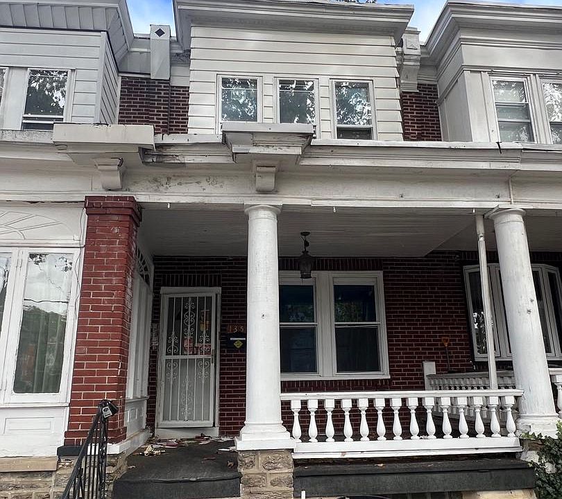 1st image of 1359 Dyre St