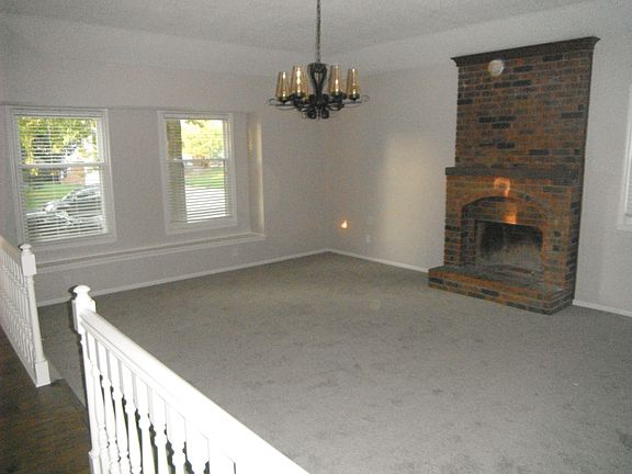 4th image of 512 NW Manor Dr