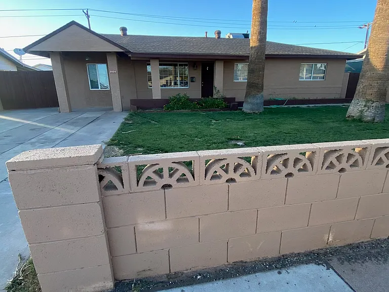 2824 W Montebello Ave — Photo 1