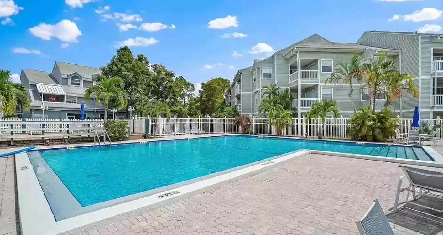 2 bed, 930 sqft, $2,200 — Photo 2