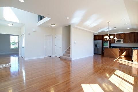 3rd image of 719 Spencer Ln