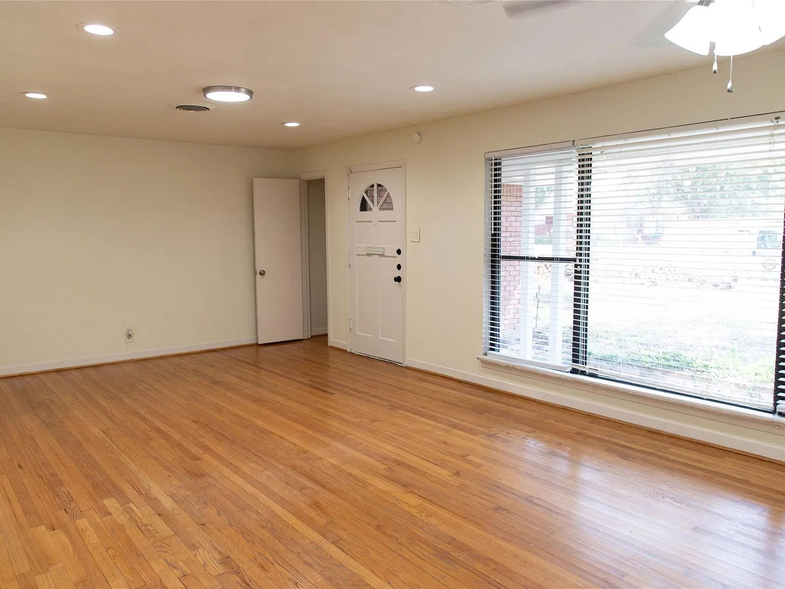 3 bed, 2.0 bath, 1579 sqft, $1,950 — Photo 3