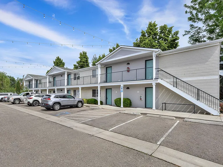 Selkirk Apartments — Photo 24