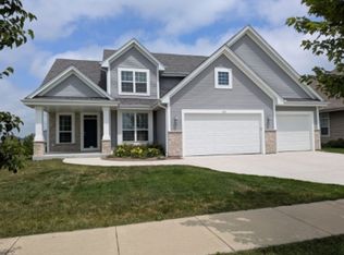 1520 Foxwood Pass, Oconomowoc, WI 53066