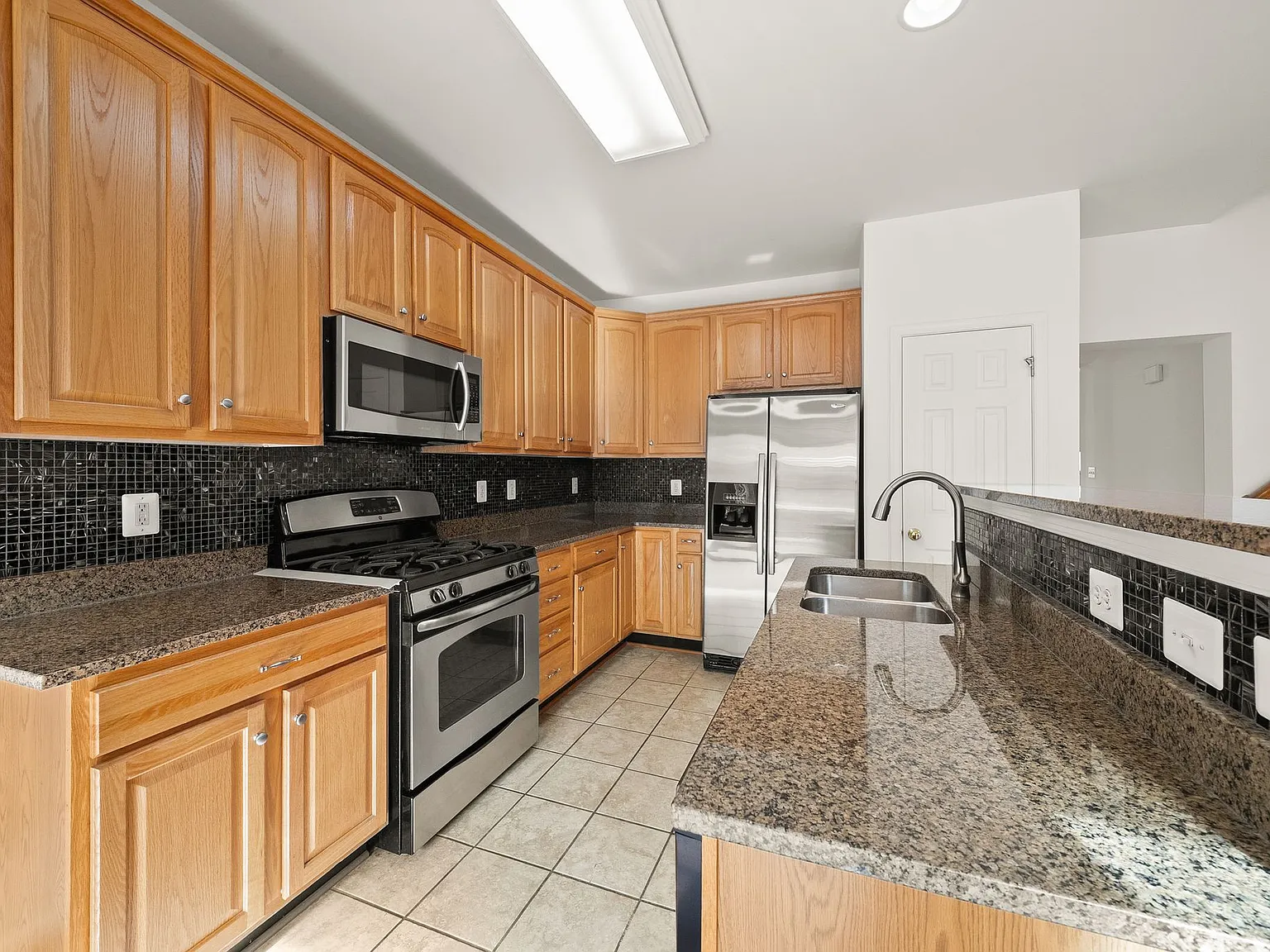 3 bed, 2301 sqft, $3,200 — Photo 3