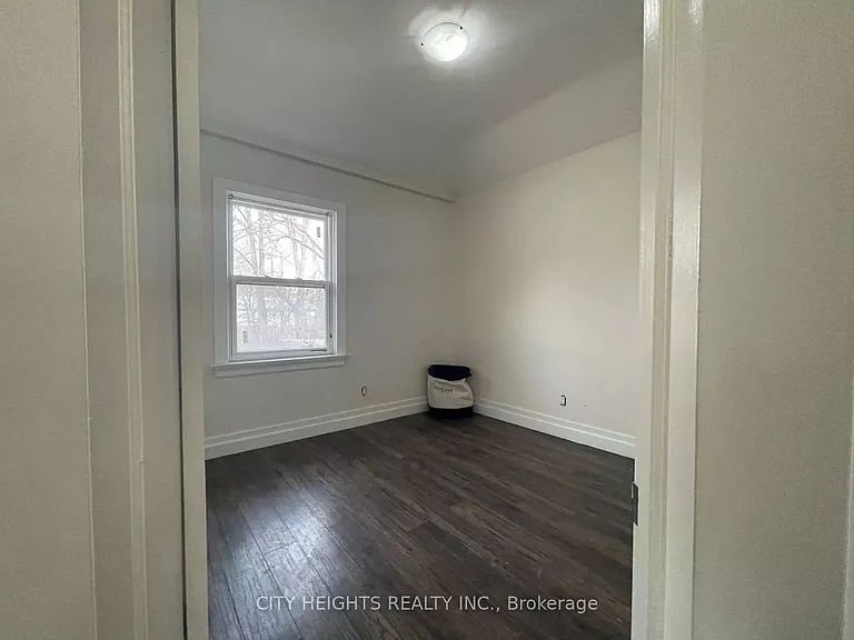 1561 Hurontario St — Photo 6