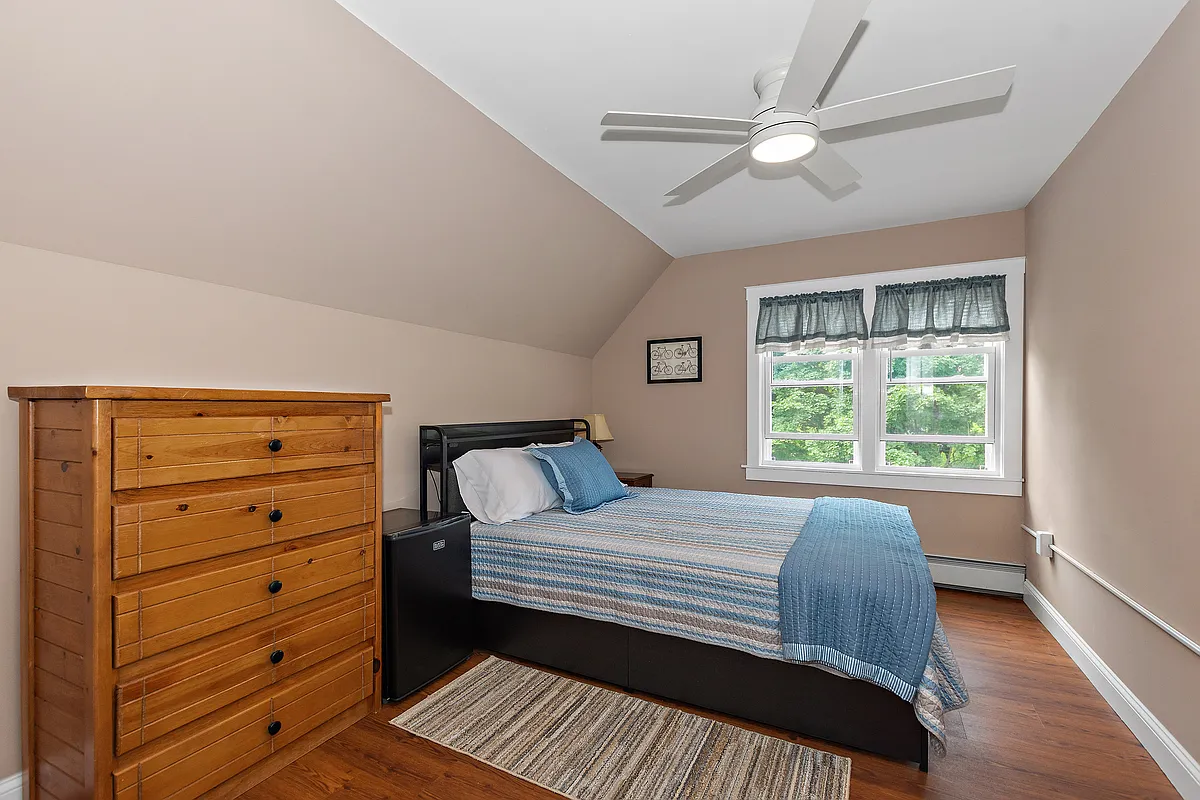 Third floor guest room - 144 Pleasant St #2