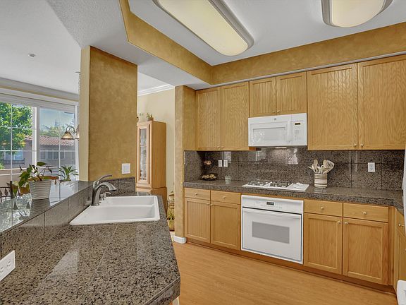 3rd image of 24 Meritage Cmn #1403