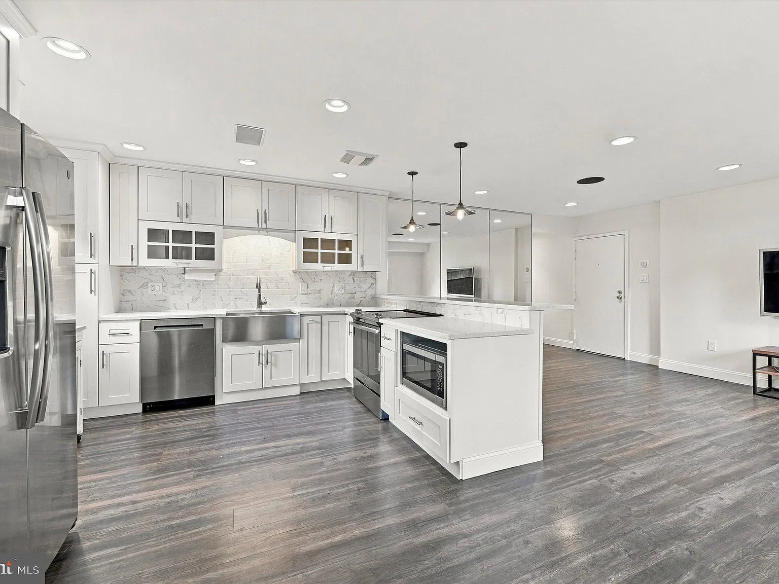 2 bed, 2.0 bath, 1054 sqft, $2,200 — Photo 3