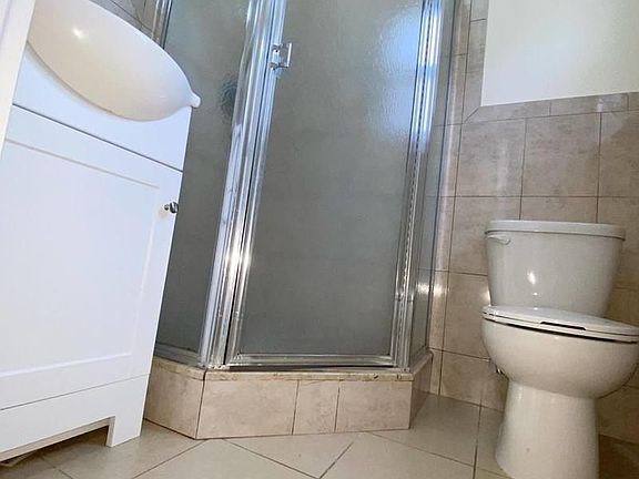 5th image of 501 Graham Ave APT 1R