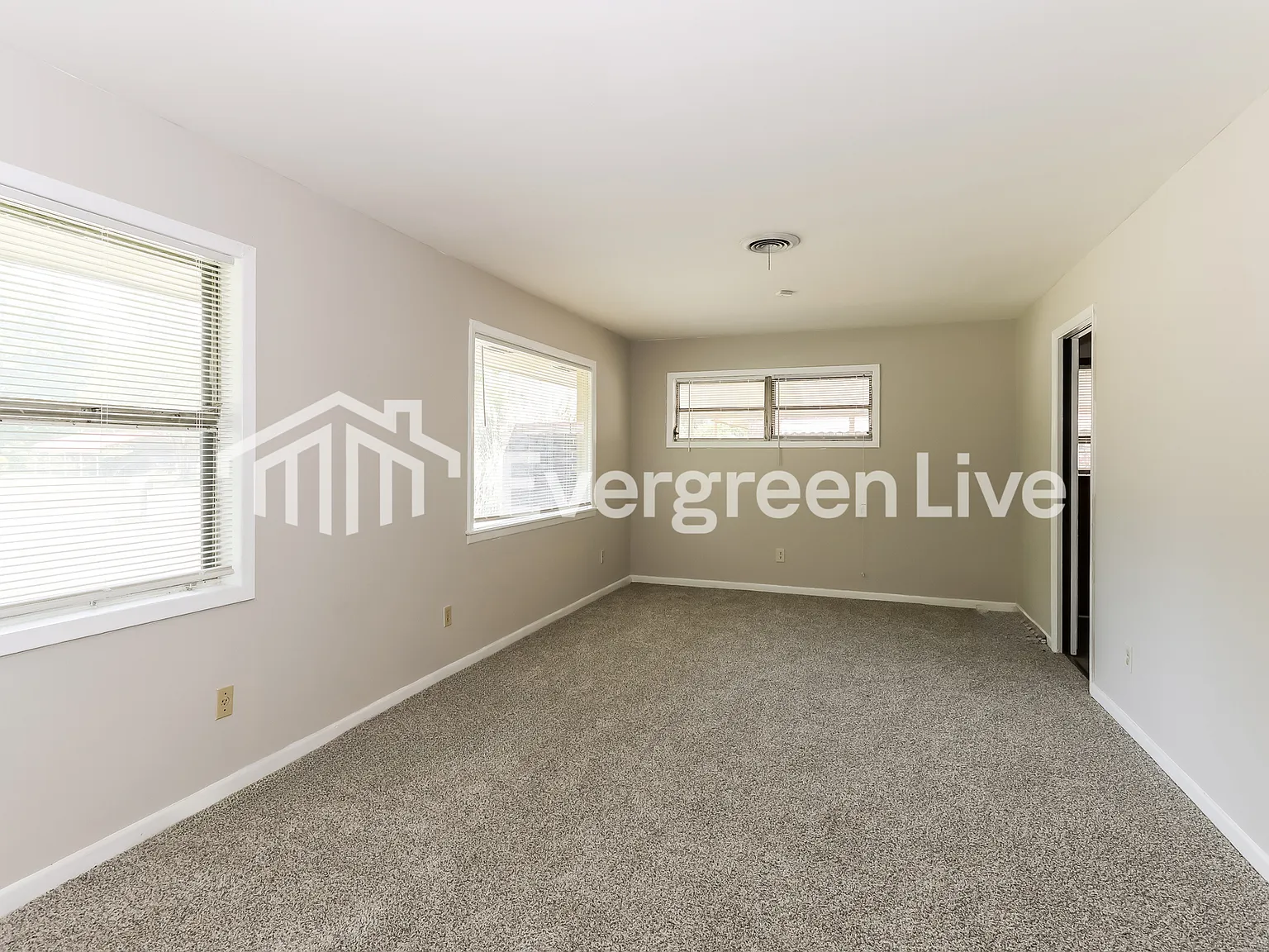 3 bed, 2.0 bath, 1600 sqft, $1,095 — Photo 3